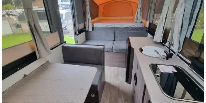 C-Australia Tours - Campertrailer indoor